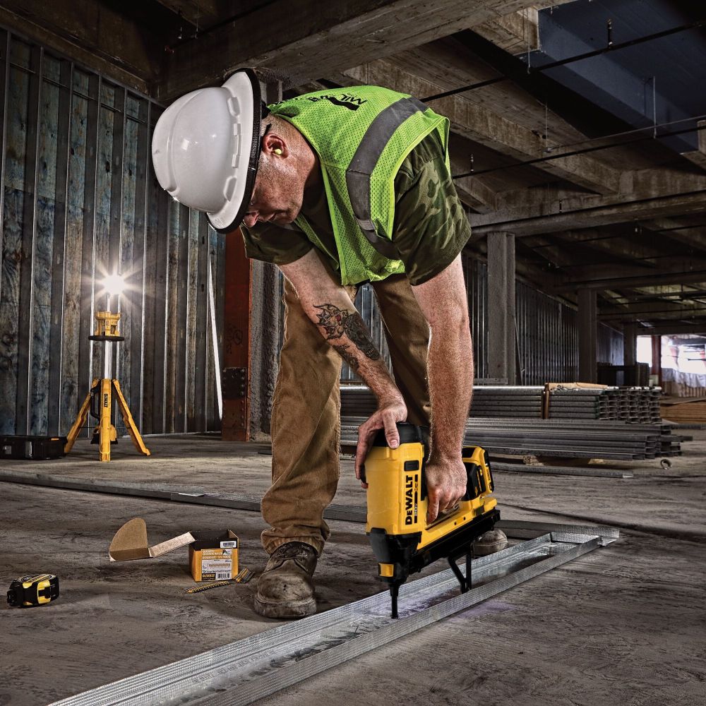 Аккумуляторный гвоздезабивной пистолет DEWALT DGN845D1, 18 В, 100 Дж, с АКБ 2 Ач и ЗУ, в кейсе (DGN845D1-QW)