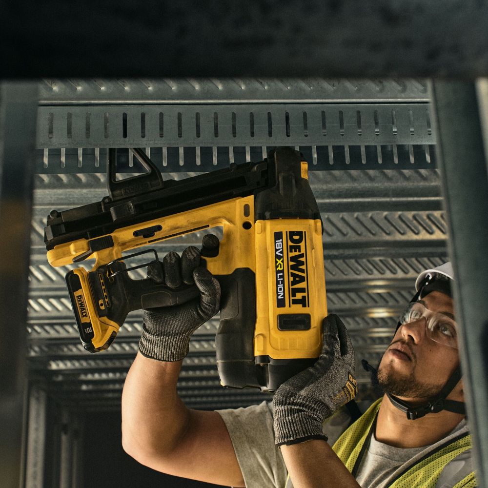 Аккумуляторный гвоздезабивной пистолет DEWALT DGN845D1, 18 В, 100 Дж, с АКБ 2 Ач и ЗУ, в кейсе (DGN845D1-QW)