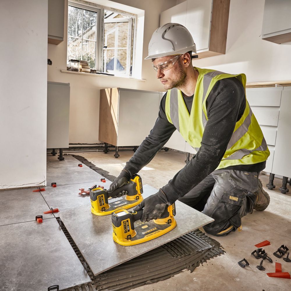 Аккумуляторный вакуумный подъемник DEWALT DCE590N, 18 В, до 120 кг, без АКБ и ЗУ (DCE590N-XJ)