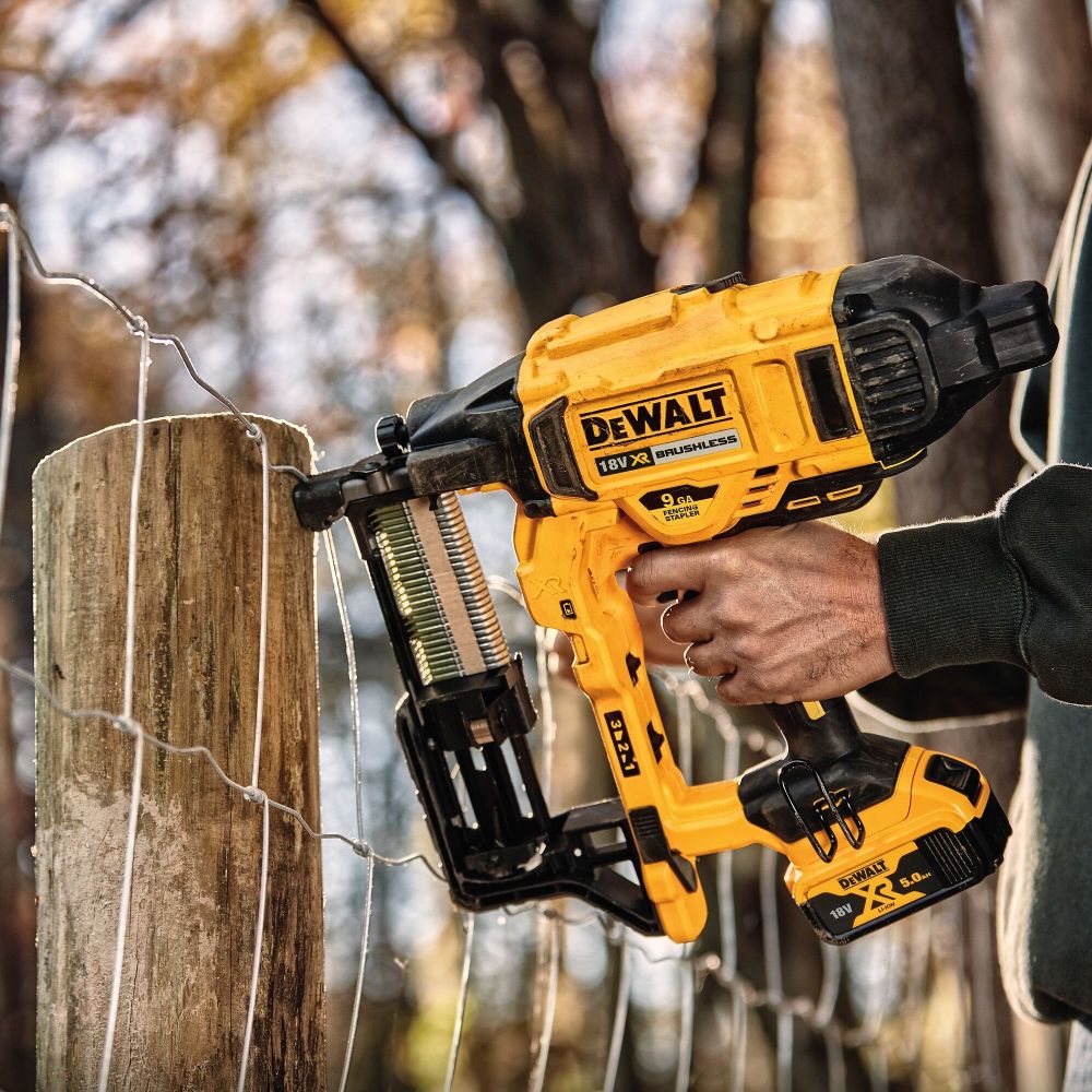 Аккумуляторный скобозабивной пистолет DEWALT DCN681N, 18 В, c 2 АКБ 5 Ач и ЗУ, в сумке (DCFS950P2-QW)