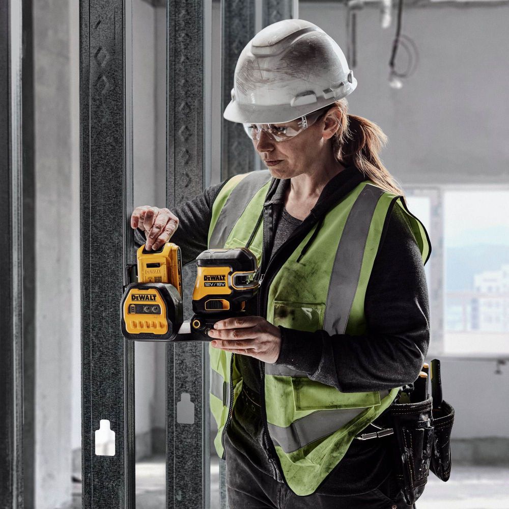 Аккумуляторный лазерный построитель плоскостей DEWALT DCE825NG18, 12/18 В, зеленый луч, 30 м, без АКБ и ЗУ, в кейсе TSTAK
