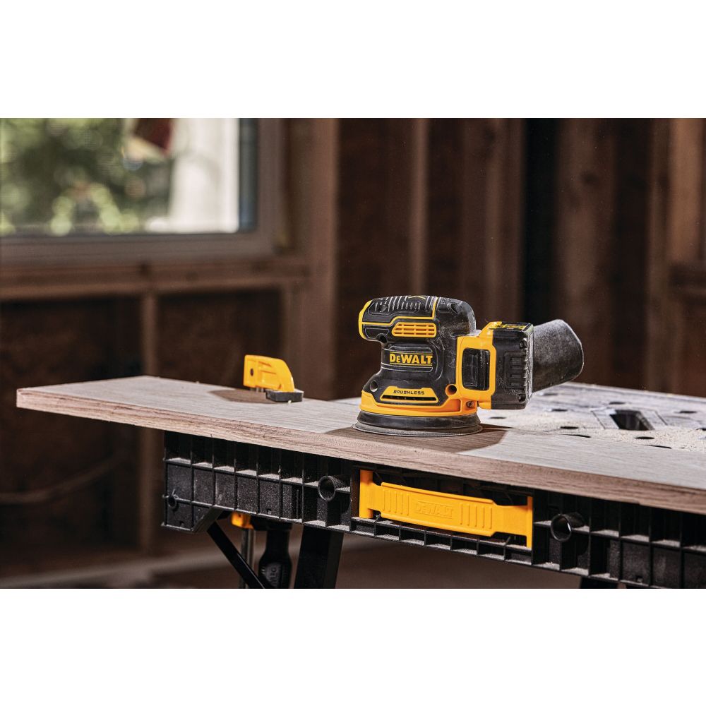 Аккумуляторная эксцентриковая шлифмашина DEWALT DCW210P1, 18 В, 125 мм, 12000 кол/мин, с АКБ 5 Ач и ЗУ
