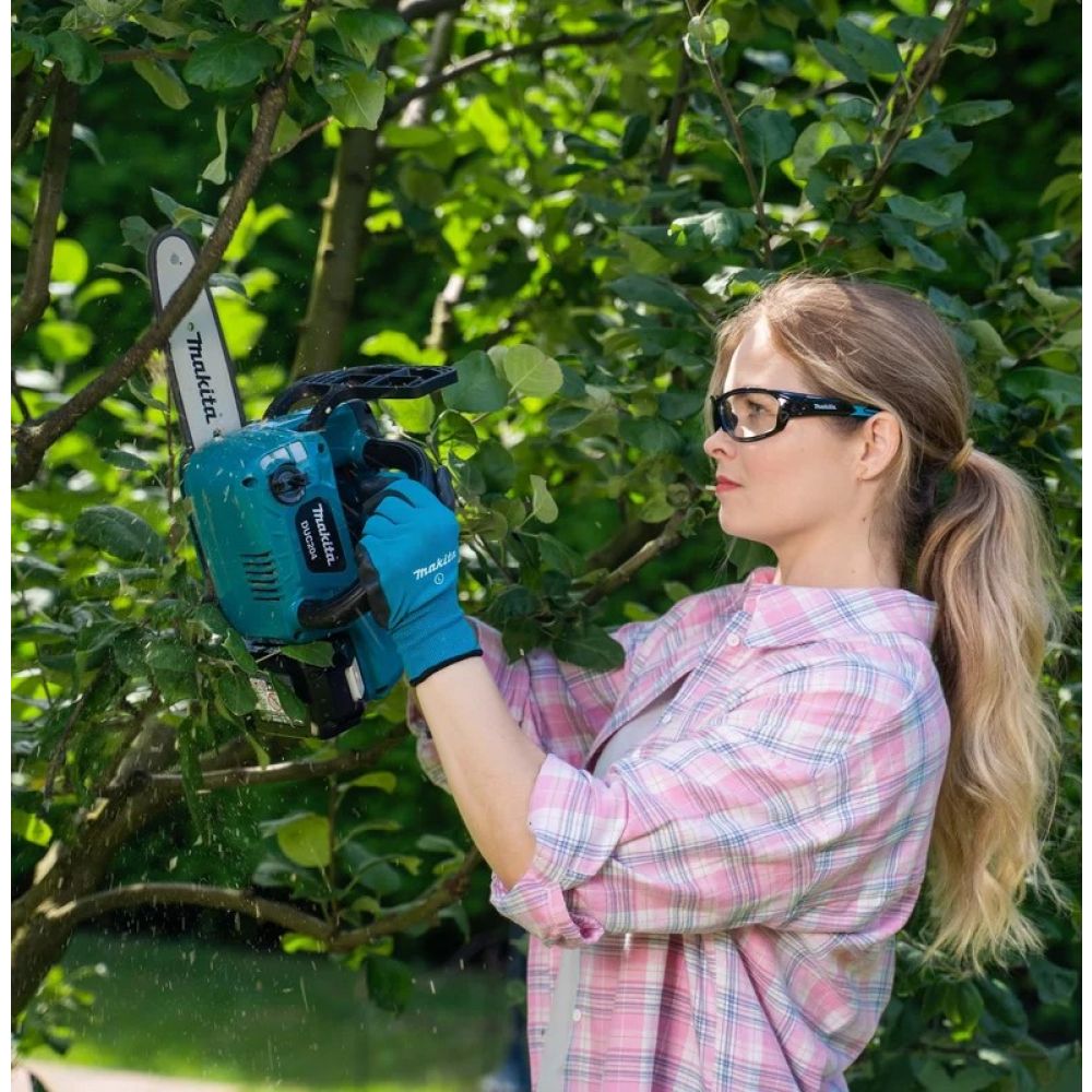 Аккумуляторная цепная пила Makita DUC204RF, 18 В, 20 см, 24 м/с, с АКБ 3 Ач и ЗУ