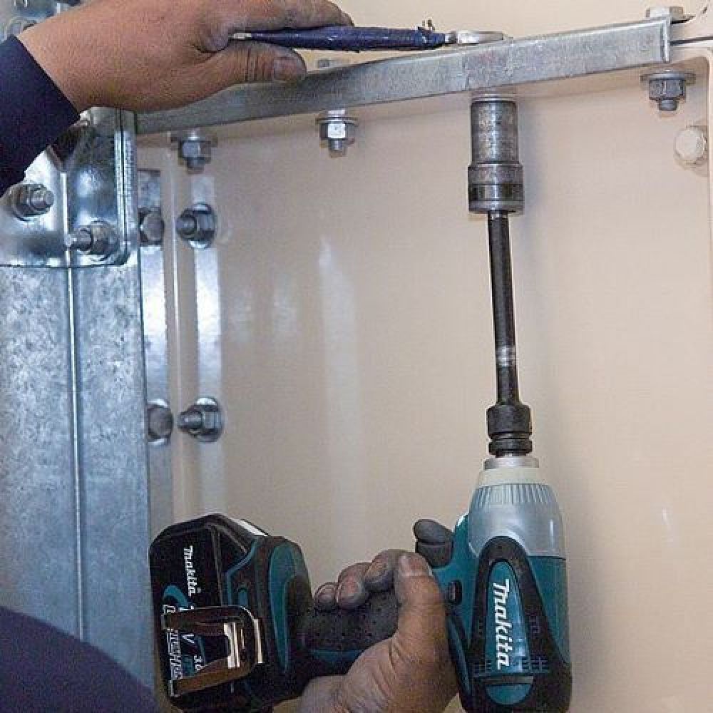 Аккумуляторный ударный гайковерт Makita DTW251RME, 18 В, 230 Нм, 3200 уд/мин, с 2 АКБ 4 Ач и ЗУ, в кейсе