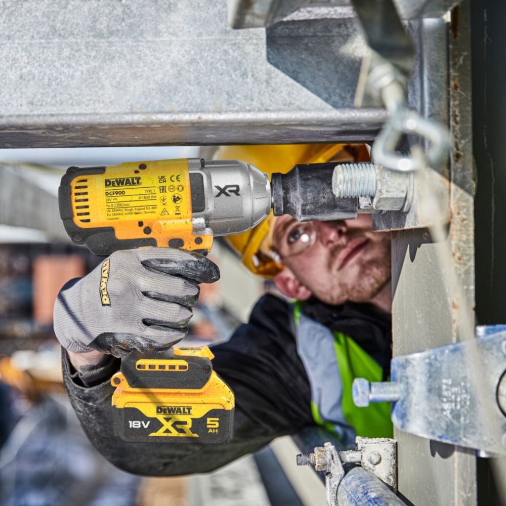 Аккумуляторный гайковерт DEWALT DCF900P2G, 18 В, 1898 Нм, 2200 уд/мин, с 2 АКБ 5 Ач и ЗУ, в кейсе TSTAK (DCF900H2T-QW)