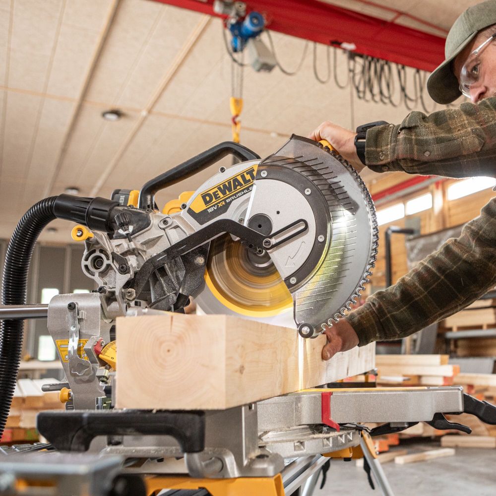 Аккумуляторная торцовочная пила DEWALT DCS782XW2, 18 В, 305 мм, 3800 об/мин, с 2 АКБ 8 Ач и ЗУ (DCS782XW2-QW)