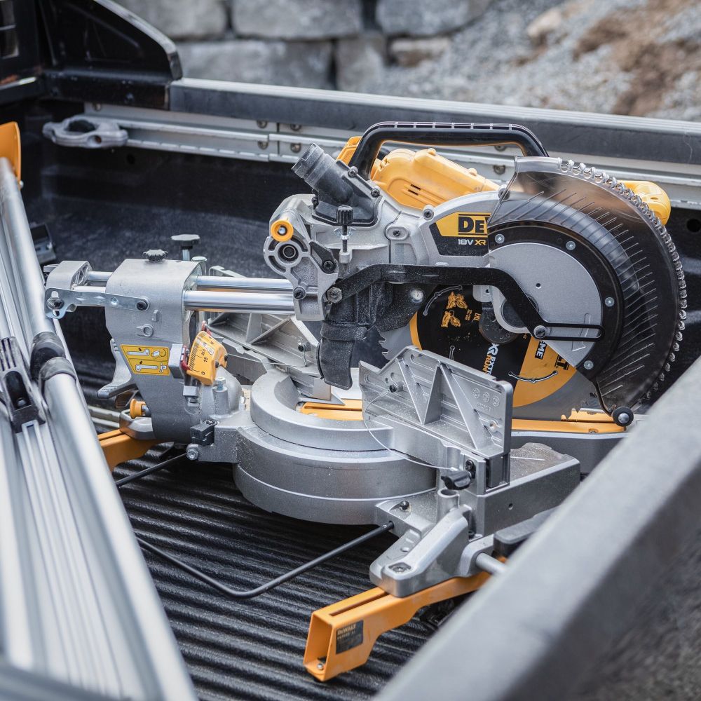 Аккумуляторная торцовочная пила DEWALT DCS782XW2, 18 В, 305 мм, 3800 об/мин, с 2 АКБ 8 Ач и ЗУ (DCS782XW2-QW)