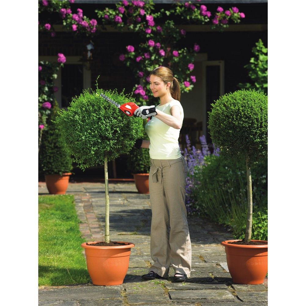 Аккумуляторный кусторез BLACK+DECKER, 3.6 В, 15 см, с встроенной АКБ 1.1 Ач и ЗУ, GSL300