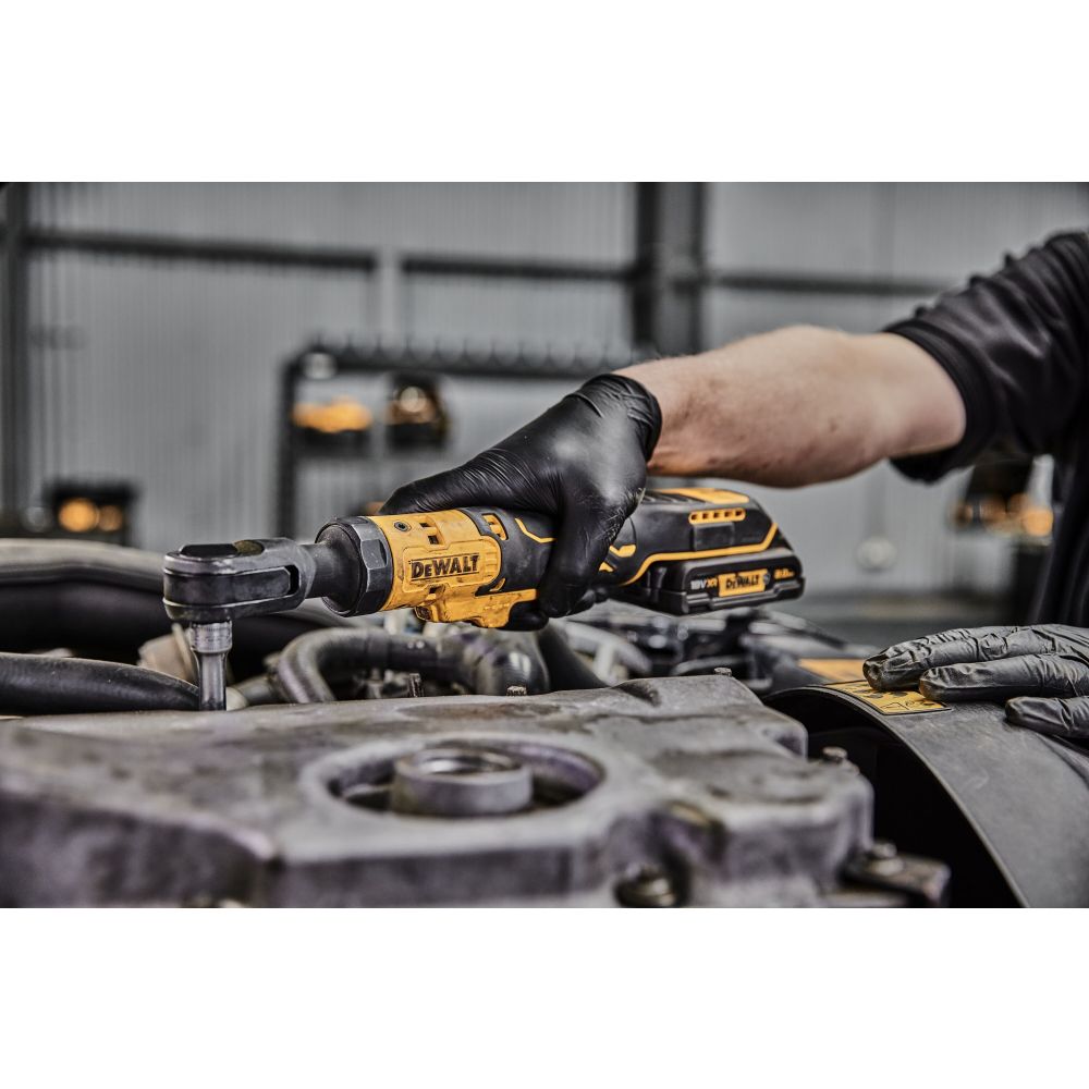 Аккумуляторный угловой гайковерт DEWALT DCF512D1G, с трещоткой, 18 В, 95 Нм, 250 об/мин, с АКБ 2 Ач и ЗУ, в чехле (DCF512D1G-QW)