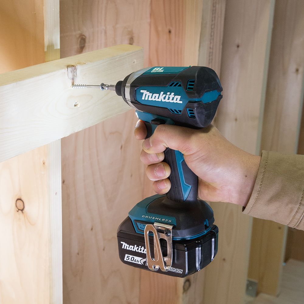 Аккумуляторный набор Makita, 18 В: дисковая пила DCS552 + шуруповерт DTD153, с АКБ 5 Ач и ЗУ, в кейсе