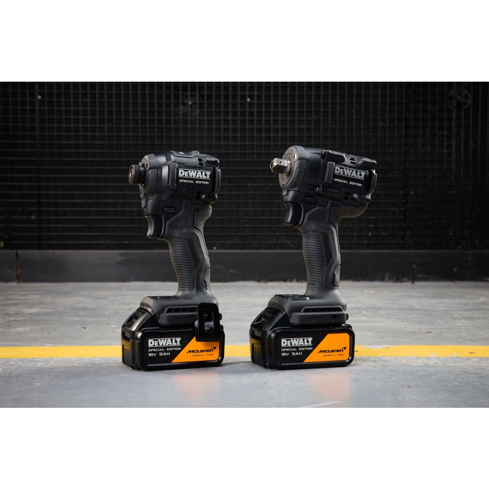 Аккумуляторный набор DEWALT McLaren Limited Edition DCK2224MP2T, 18 В: шуруповерт + гайковерт, с 2 АКБ 5 Ач и ЗУ, в кейсе TSTAK