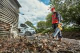 Аккумуляторный набор садовой техники DEWALT, 54 В: воздуходувка DCMBA572 + триммер DCM571 + цепная пила DCMCS575, с АКБ 3 Ач и ЗУ