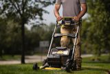 Аккумуляторный набор садовой техники DEWALT, 18 В: газонокосилка DCMWP134 + кусторез DCMHT564 + воздуходувка DCV100, без АКБ без ЗУ