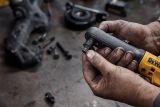 Аккумуляторный угловой гайковерт DEWALT DCF510E2G, с трещоткой, 18 В, 102 Нм, 300 об/мин, с 2 АКБ 1.7 Ач и ЗУ, в чехле (DCF510E2G-QW)