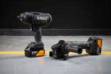 Аккумуляторный набор DEWALT McLaren Limited Edition DCK2225MP2T, 18 В: УШМ + гайковерт, с 2 АКБ 5 Ач и ЗУ, в кейсе TSTAK