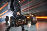 Сумка DEWALT McLaren Limited Edition DWST83542-1, с наплечным ремнем, 56 л