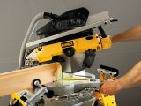 Комбинированная торцовочная пила DEWALT D27113, 1600 Вт, 305 мм, 3300 об/мин, (УЦЕНЕННЫЙ ТОВАР) (D27113-QS/U2)