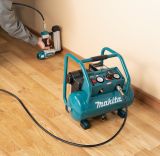 Аккумуляторный компрессор Makita AC001GZ, 40 В, 9.3 бар, 34 л/мин