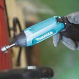 Аккумуляторная отвертка Makita DF001DW, с комплектом аксессуаров, в кейсе