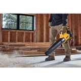 Аккумуляторный набор садовой техники DEWALT, 18 В: воздуходувка DCMBL562 + триммер DCMST561, с АКБ 5 Ач и ЗУ