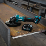 Аккумуляторная угловая шлифмашина Makita GA038GT201, 40 В, 230 мм, 6600 об/мин, с 2 АКБ 5 Ач и ЗУ, в кейсе