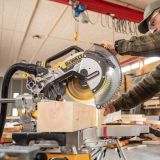 Аккумуляторная торцовочная пила DEWALT DCS782XW2, 18 В, 305 мм, 3800 об/мин, с 2 АКБ 8 Ач и ЗУ (DCS782XW2-QW)