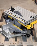 Комбинированная торцовочная пила DEWALT D27113, 1600 Вт, 305 мм, 3300 об/мин, (УЦЕНЕННЫЙ ТОВАР) (D27113-QS/U2)